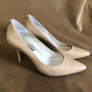 EUC MICHEAL Micheal Kors Nude Patent Leather Pump